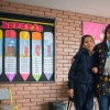 Her er Lucia sammen med sin lærer. Lucia går i 4. klasse. Skoledagen starter klokken 6.20 og slutter kl. 11. Der går et andet hold elever om eftermiddagen. Lucia er glad for skolen. – Foto: Andreas Beck  