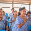Yuseth er stolt over at være wayuu. Alle elever på skolen tilhører wayuu-folket. De synger nationalsangen på wayuu og lærer deres folks traditioner at kende. – Foto: Andreas Beck 