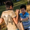 Når Elkin har fri fra skole, skal han lave lektier. Herefter kan han lege med sine venner. Her går han på stylter sammen med sin fætter, der også hedder Elkin. – Foto: Andreas Beck 
