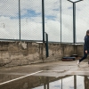 Lucias yndlingsfag er idræt. I dag blev idræt aflyst, fordi det regnede for meget. Så  kunne de ikke  være på den lille sportsplads i skolegården. – Foto: Andreas Beck  