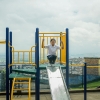 Skolen har en lille legeplads. Herfra er der god udsigt ud over Bogota. – Foto: Andreas Beck  