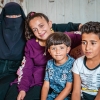 Muna sidder sammen med sin mor, Malak, og brødrene Motasim og Mohammad. Foto: Nesma Ainsour.