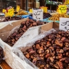 Tørrede dadler på et marked i Amman. I Jordan får man dadler til næsten alt. Når man kommer på besøg hos nogen serveres der som regel dadler. I ramadanen bryder man fasten med dadler. Foto: William Vest-Lillesøe