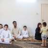 Mohammad, hans fætre og onkel har alle dishdasha på, så de er klar til at gå i moskeen til fredagsbøn. Foto: William Vest-Lillesøe
