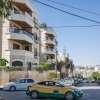 Shahed bor i en lejlighed på to etager i bygningen til venstre. Altanen med alle blomsterne er der, hvor Shahed bor. Familien har også et hus uden for Amman. Der kommer de nogle gange i weekenden. Foto: William Vest-Lillesøe