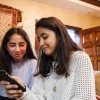Shahed er på besøg hos Seema. De er gode veninder. De snakker, snap'er eller chatter tit sammen. Foto: William Vest-Lillesøe