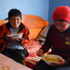 Delia og Carlos spiser den suppe som Delia og deres mor har lavet - foto: Juan Gabriel Estellano