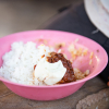 I dag får de ris med chili-sovs og æg. Foto: Hans Bach.