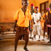 Klassen er ved at lære engelske udsagnsord ved at gøre det. De skal danse, når de siger ”dancing”. Foto: Hans Bach.