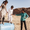 Sidst på eftermiddagen leger Hamad med sine søstre, Naseem og Riam. Det er lidt svært at holde balancen, når tønderne triller. Nassem har øvet sig meget. Foto: William Vest-Lillesøe
