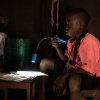 Joshua er flittig med lektierne. Han vil gerne gøre sin mor og bedstemor stolt. - Foto: Emmanuel Museruka