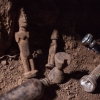 Famliens fetich-figurer opbevares inde i huset. På et tidspunkt skal de være i deres egen lille hytte. Men den har familien ikke fået bygget endnu. Foto: William Vest-Lillesøe