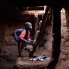 Djumansis lillebro Ardjouma viser, hvordan han klatrer op af stigen inde i huset. Foto: William Vest-Lillesøe