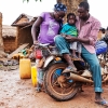 Nogle er heldige at have en motorcykel til transport af mennesker og varer, men de fleste må gå. Manden her er en af de få i landsbyen, der kan læse. Foto: William Vest-Lillesøe