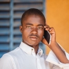 Både Hamidou og hans kammerater har mobiltelefoner. Foto: William Vest-Lillesøe