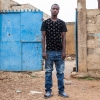 Hamidou foran døren til huset, hvor han bor. Foto: William Vest-Lillesøe