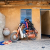 De yngre drenge synes, motorcyklen er ret sej. Der er ofte mange børn i gården ved deres værelse. Foto: William Vest-Lillesøe