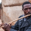 Framck Amzi spiller fløjte i bandet. Fløjten er ikke et griot-instrument. Men den er med i mange bands, der spiller traditionel musik. Foto: William Vest-Lillesøe