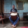 Sekouba er 14 år. Han har spillet djembe siden han var en tre - fire år gammel. Foto: William Vest-Lillesøe