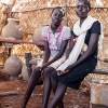 Adeng i sit hus sammen med sin bedste veninde Awein - foto: William Vest-Lillesøe