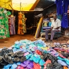 På markedet i Aweil kan man også få sko. Der sælges især klipklappere - foto: William Vest-Lillesøe