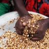 Ngor og Chans tante Rebecca sælger peanuts - Foto: William Vest-Lillesøe