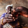 Adengs mor har sin egen te-butik på markedet i Aweil - foto: William Vest-Lillesøe