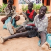 Ngor og Chan sammen med andre skopudsere under det store træ ved et hotel i Aweil - foto: William Vest-Lillesøe