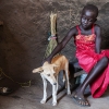 Rhoda sammen med familiens hund, som hedder Junub - foto: William Vest-Lillesøe